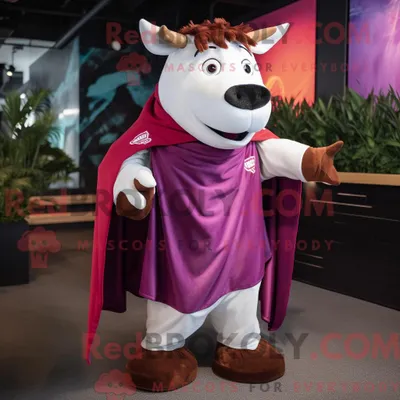 Produktbild von Maskottchen REDBROKOLY einer magentafarbenen Hereford-Kuh mit einem T-Shirt mit Aufdruck und Schals