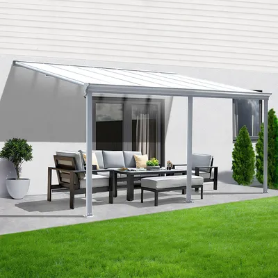 Zdjęcie produktu dla Konstrukcja zadaszenia tarasu Sky Guard, aluminium, 495 cm, w zestawie montażowym, z widocznymi profilami i panelami komorowymi, kolor biały