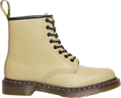 Produktbild von Kaufen Sie die Dr. Martens 1460 Smooth Pale Olive bei Kicksshop. Robuste grüne Damenstiefel mit ikonischem 8-Loch-Design und stabiler AirWair-Sohle.