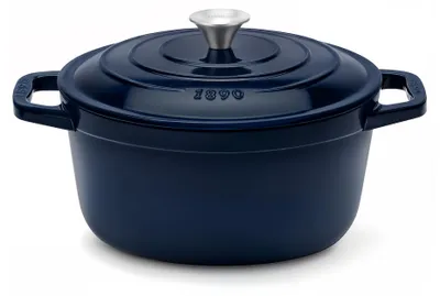 Immagine prodotto di La casseruola rotonda ALMA22 della Fonderie 1890, realizzata in ghisa smaltata, con diametro di 22 cm e capacità di 3,3 litri, colore blu navy