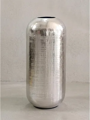 Silberne Dekovase 20x20x45 cm aus massivem Aluminium mit charakteristischer gehämmerter Struktur_#sku_BARKWL7.466#