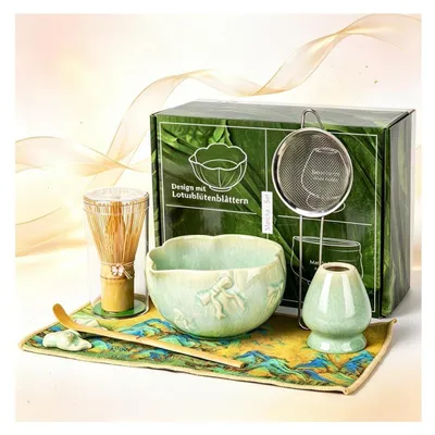 Immagine prodotto di Set per la preparazione del matcha, composto da 7 elementi in Vetroceramica: frustino (chasen) in bambù, ciotola, brocca, supporto, setaccio, cucchiaino e panno per il tè, tutto di colore verde