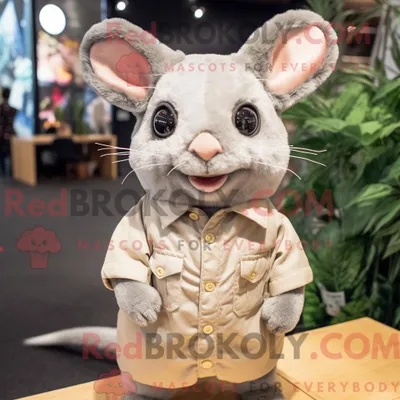 Produktbild von Maskottchencharakter REDBROKOLY eines beigen Chinchillas mit einem Hemd mit Knopfleiste und Haarnadeln