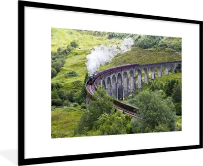 Produktbild von MuchoWow® Gerahmtes Poster Dampfzug zwischen grünen Landschaften in Schottland 90x60 cm - Poster mit Schwarzem Bilderrahmen Wandposter Rahmen Foto Bilder - Wanddekoration - Fotos