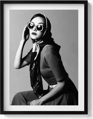 Produktbild von Schwarz-Weiß-Porträt einer Frau im Glamour-Stil– Wandbild mit Rahmen – Gerahmtes Bild  – Wanddekoration – 60x80 cm –  Schwarz Rahmen