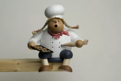 Produktbild von Konditorin - Kantenhocker (17cm) Räuchermann von KWO