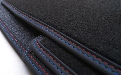 Produktbild von Premium Fußmatten passend für BMW X5 (F15) Velours Autoteppiche Doppelnaht Rot / Blau MX5 Edition 4-teilig Original Qualität
