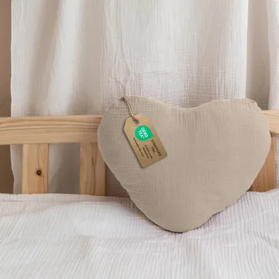 Imagen del producto de Cojín decorativo corazón beige claro sin volantes, sin aplicación dorada - muselina