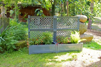 Zdjęcie produktu dla Donica KHW 100 cm z kratką, 100 x 43 x wys. 140 cm, wysokiej jakości tworzywo sztuczne, stabilna, odporna na promieniowanie UV i warunki atmosferyczne, kolor: szary, dostawa w zestawie 2 sztuk.