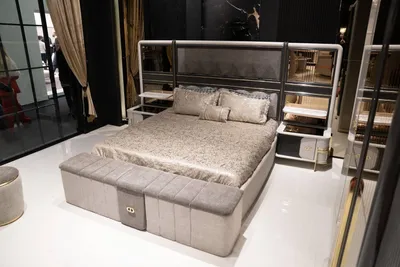 Image de Ensemble chambre à coucher en bois beige avec lit, tables de nuit et banc