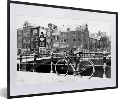 Produktbild von MuchoWow® MuchoWow® Gerahmtes Poster Amsterdam mit Schnee bedeckt - schwarz und weiß 60x40 cm - Poster mit zchwarzem Bilderrahmen - Schlafzimmer - Plakat in Rahmen - Drucken