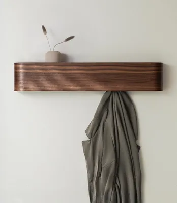 Produktbild von Wandgarderobe „Toke“ | Moderne Designergarderobe mit verdeckten Wandhaken | Garderobenpaneel aus Massivholzfurnier | Walnuss