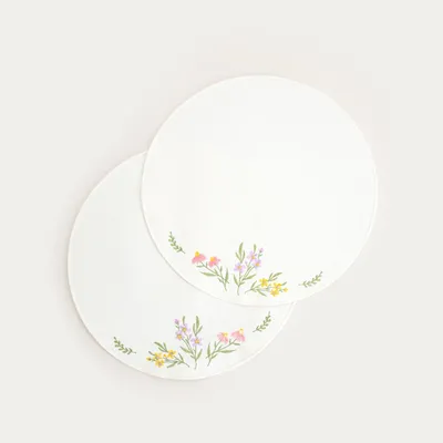 Produktbild von HOMLA TAISA Tischsets in Ecru, mit dekorativer Blumenstickerei, 2er-Set. 38 cm