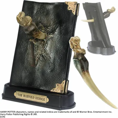 Produktbild von Harry Potter Replik 1/1 Tom Riddles Tagebuch mit Basilisk-Reißzahn