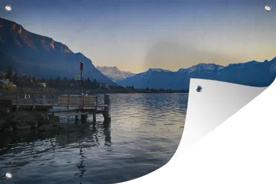 Produktbild von MuchoWow® 90x60 cm Outdoor-Poster Gartendeko Sichtschutz Garten Poster für den Garten  Sonnenuntergang hinter den Alpen am Genfer See