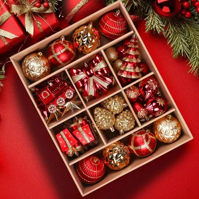 82 rote & goldene Weihnachtskugeln, unzerbrechlich, mit Schnüren
