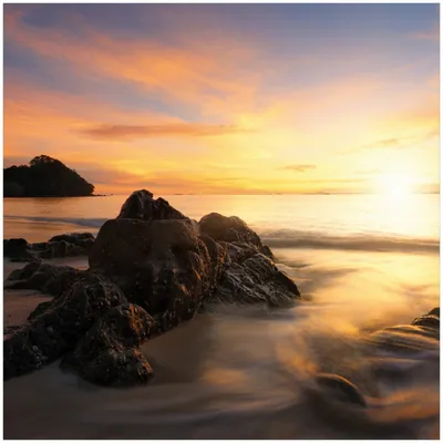 Produktbild von Wallario Premium Glasbild, freischwebende Optik, kräftige Farben, Größe 30 x 30 cm Motiv Sonne über dem Meer mit Felsenlandschaft
