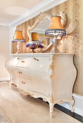 Produktbild von Casa Padrino Luxus Barock Kommode mit Wandspiegel Creme / Gold - Handgefertigter Massivholz Schrank mit elegantem Spiegel - Prunkvolle Möbel im Barockstil