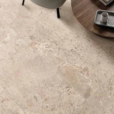 Imagen del producto de CASA39. Gres porcelánico con efecto piedra, color beige, 120x120 cm. Marca: Gardenia Ariana, colección: Pietra Viva