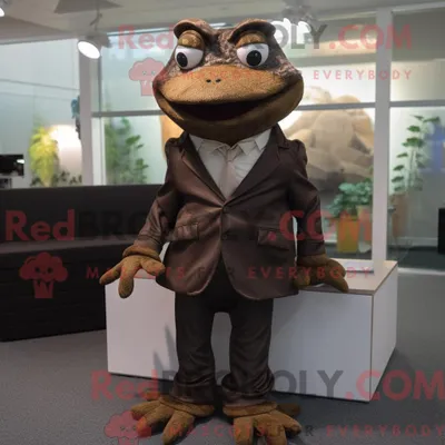 Obrázek produktu pro Postava REDBROKOLY maskota hnědé žáby oblečená s oblekem a chrániči nohou