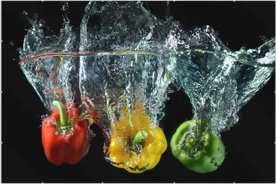 Produktbild von Wallario Wandbild Paprika-Mix - frische Paprika in rot, gelb und grün im Wasser, Größe: 61 x 91,5 cm, Poster mit rahmenlosen Bildhalter