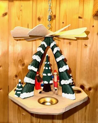 Produktbild von Deckenpyramide Weihnachtsmann farbig Höhe ca. 20cm NEU