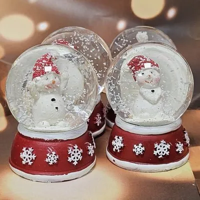 Produktbild von 4 Mini-Schneekugeln im nostalgischen Design | Schneemann auf rotem und weißem Sockel | Wichtelgeschenk für den Winter | Durchmesser 45mm