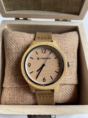 Productafbeelding van Hipperboo® Bamboe Dameshorloge – Polshorloge van bamboe met een lichtbruine lederen band – Quartz uurwerk – Inclusief cadeauverpakking en extra band