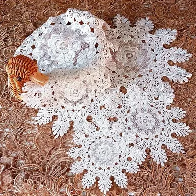Produktbild von 4 handgefertigte, gehäkelte Tischläufer, 30 cm - Klassische, spitzenverzierten Untersetzer