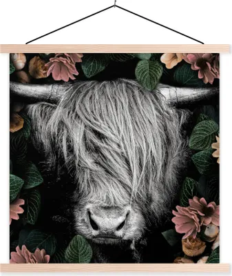 Produktbild von MuchoWow® Textilposter Schottisches Hochlandrind - Blumen - Schwarz - Weiß 60x60 cm mit holzfarbenen Rahmen - Wanddekoration