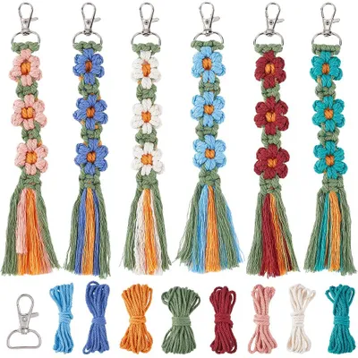 Produktbild von Makramee-Schlüsselanhänger-Set - 6-teilig mit Gänseblümchen-Motiv - Bastelset für Anfänger und Erwachsene - Mehrfarbig