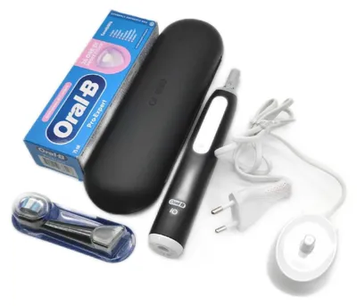 Produktbild von Oral-B Wiederaufladbare elektrische Zahnbürste iO 3 Schwarz 1 Elektrische Zahnbürste 1 Oral