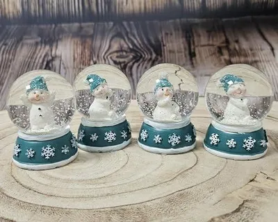 Produktbild von 4 x süße Mini-Schneekugeln Schneemann | Trendfarbe türkis weiß auf Sockel Schneeflocke | Wichtelgeschenk | Durchmesser 45mm 090-7918abcd