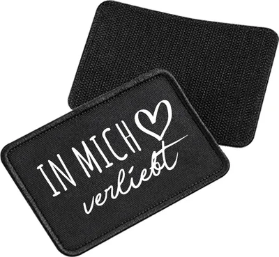 Produktbild von Huuraa Patch In mich verliebt Black 10 x 6,5cm Baumwolle Klettpatch für Mütze Geschenkidee