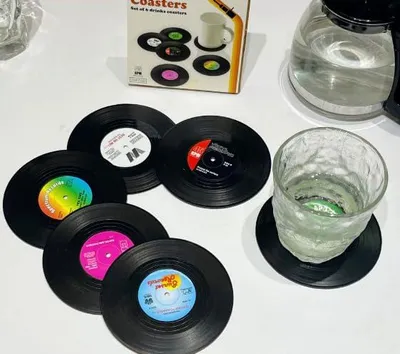 Produktbild von Vinyl Schallplatten Untersetzer - Rutschfestes Design - Für Gläser und Getränke - 12 Stück - 9,5-10,5 cm