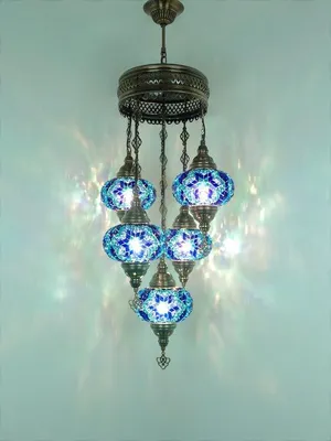 Zdjęcie produktu dla 5-płomienna turecka lampa wisząca z mozaikowego szkła w kolorze niebieskim – orientalny żyrandol o niepowtarzalnym wzornictwie