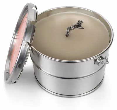 Produktbild von Rustik Lys Outdoor-Kerze im Metallbehälter – Pistazie – Ø 18 × H14  cm – 1 Stück