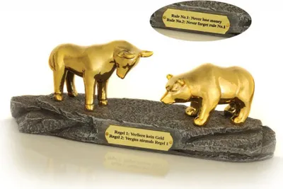 Produktbild von Börsenskulptur Bulle & Bär auf Fels aus Resin mit Warren Buffet Spruch, 29x11x9,5cm