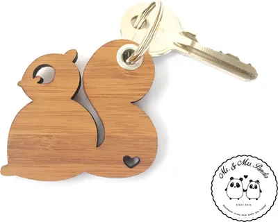 Produktbild von Mr. & Mrs. Panda anhänger für tasche Eichhörnchen - Geschenk, Glücksbringer, schlüsselhänger, Taschenanhänger, Waldtiere, Schlüssel, Schlüsselanhänger aus Holz, Eichhorn