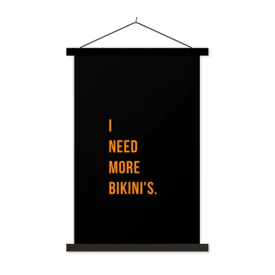 Produktbild von MuchoWow® Textilposter Zitate - Ich brauche mehr Bikinis - Schwarz - Orange 40x60 cm mit schwarzem Rahmen - Wanddekorationen