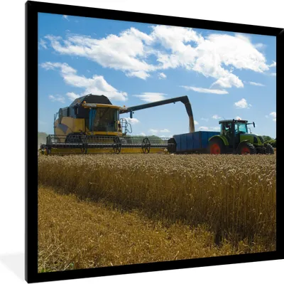 Produktbild von MuchoWow® Gerahmtes Poster Traktor - Bauernhof - Landleben - Ernte - Getreide 40x40 cm - Poster mit Schwarzem Bilderrahmen Wandposter Rahmen Foto Bilder - Mit Rahmen - Wanddekoration Schlafzimmer