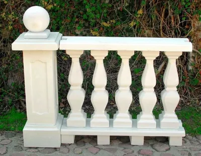 Produktbild von Casa Padrino Jugendstil Balustrade mit Säule und dekorativer Kugel Weiß 133 x 33 x H. 110 cm - Massives Stein Geländer aus feinstem Beton - Prunkvolle Terrassen Deko