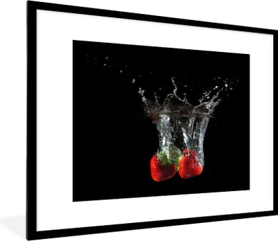 Produktbild von MuchoWow® Gerahmtes Poster Erdbeeren - Obst - Wasser - Schwarz - Rot 80x60 cm - Poster mit Schwarzem Bilderrahmen Wandposter Rahmen Foto Bilder - Schlafzimmer-Dekorationen - Fotoposter