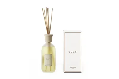 A diffuser bottle with reeds and its packaging are displayed against a white background.