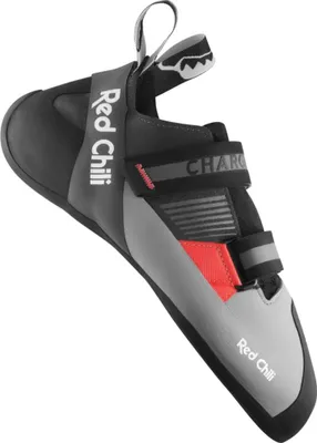 Kletterschuh "Charger II" von RedChili in Schwarz und Grau mit rotem Akzent und Klettverschluss.