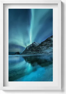 Produktbild von Nordlicht über den Bergen und dem Wasser– Wandbild mit Rahmen – Gerahmtes Bild  – Wanddekoration – 40x60 cm – Weiß