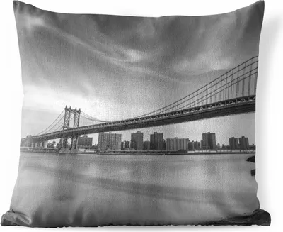 Produktbild von MuchoWow® Outdoor Kissen - East River, Manhattan - schwarz und weiß - 45x45 cm - Wetterfest - Lounge Kissen - Fotokissen - Dekoratives Kissen