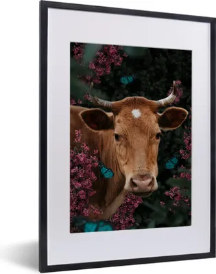 Produktbild von MuchoWow® MuchoWow® Gerahmtes Poster Kuh - Blumen - Schmetterlinge - Porträt 30x40 cm - Poster mit zchwarzem Bilderrahmen - Wandposter Schlafzimmer