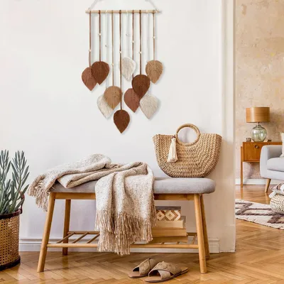 Imagen del producto de Tapiz de pared de macramé estilo bohemio, con motivos de hojas y plumas, hecho de algodón, de 60x90 cm, ideal para el salón