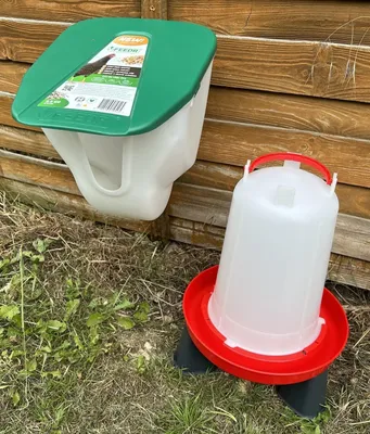 Obrázek produktu pro Sada krmítek a napáječek pro slepice s podstavou